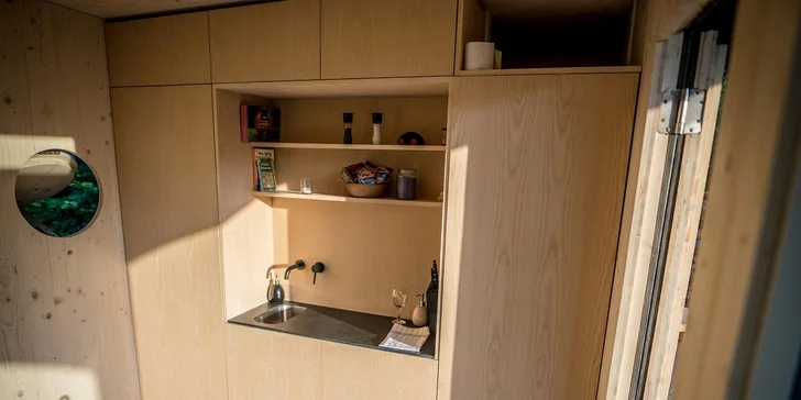 Tiny house na Sázavě: cedrová sauna, možnost snídaní i grilování