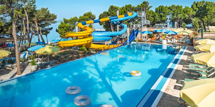 Dovolená na Makarské riviéře: 3* hotel s plnou penzí, bazénem a vybavením pro děti, 100 m od pláže