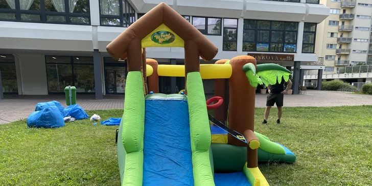 Zapůjčení skákacího hradu pro děti: klasický, vodní i rytířský, na 1–3 dny