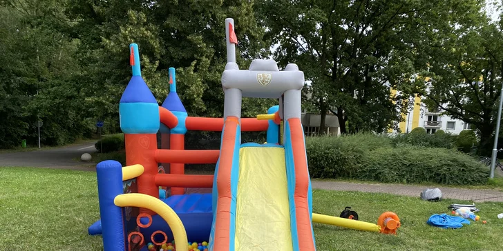 Zapůjčení skákacího hradu pro děti: klasický, vodní i rytířský, na 1–3 dny