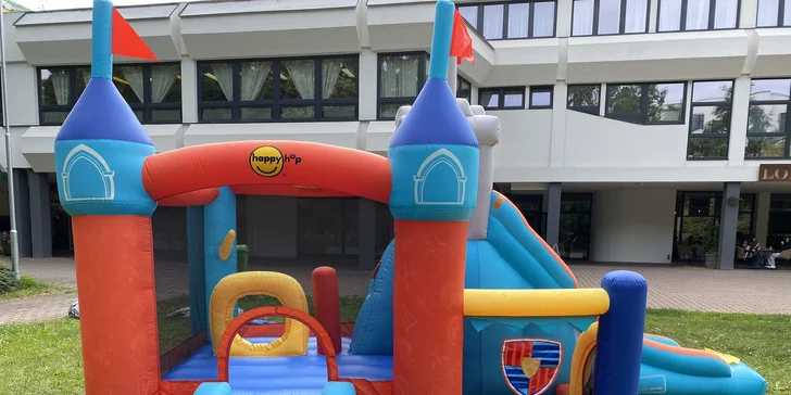 Zapůjčení skákacího hradu pro děti: klasický, vodní i rytířský, na 1–3 dny