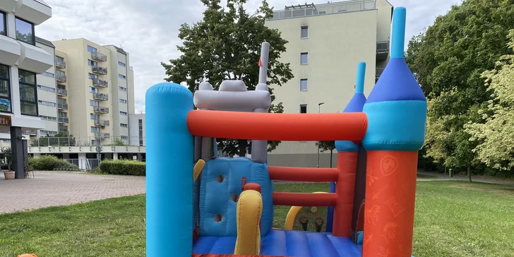Zapůjčení skákacího hradu pro děti: klasický, vodní i rytířský, na 1–3 dny