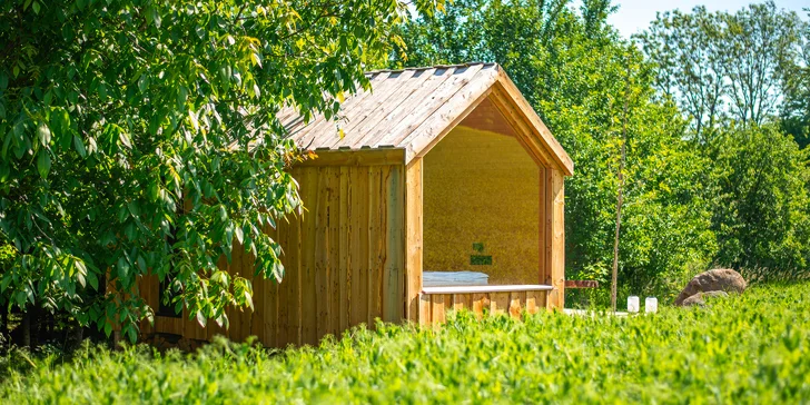 Netradiční pobyt v dřevěném domku na samotě s wellness: vyhřívaný koupací sud a venkovní sauna