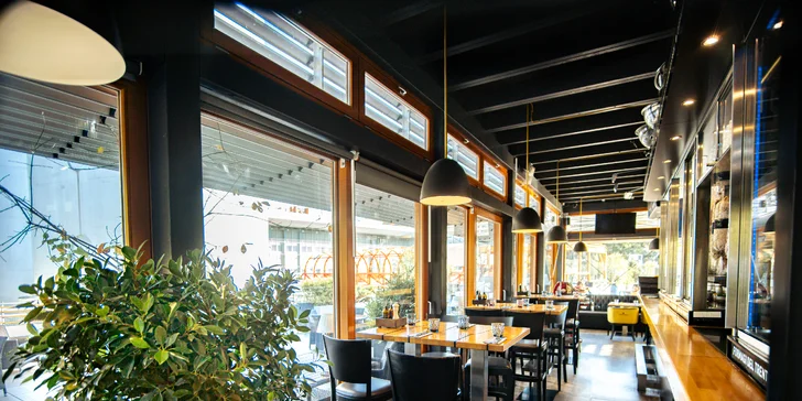 Vstup na Žižkovskou věž a mix grill talíř v restauraci Miminoo pro 2 osoby