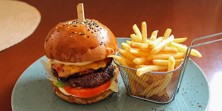 Burger podle výběru ze 2 druhů, hranolky a limonáda pro 1 nebo 2 osoby