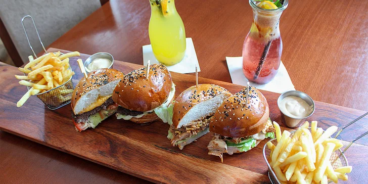Burger podle výběru ze 2 druhů, hranolky a limonáda pro 1 nebo 2 osoby