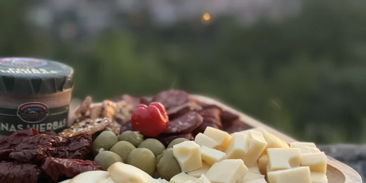 Degustace vín a romantický piknik ve vinici na jižní Moravě pro 2 osoby