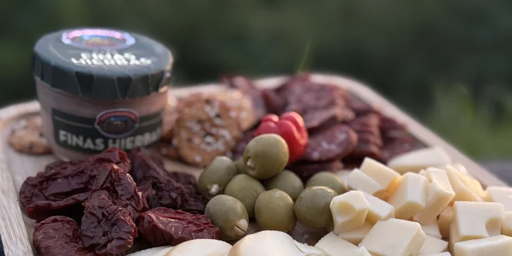 Degustace vín a romantický piknik ve vinici na jižní Moravě pro 2 osoby