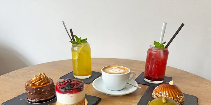 Káva, dezert a domácí limonáda pro 1 nebo 2 osoby: tiramisu, větrník a další dobroty