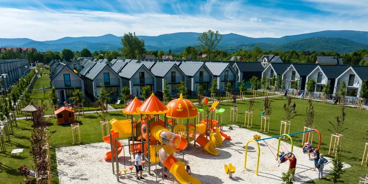 Jelenia Góra: zážitkový resort s aquaparkem i animačním programem, bydlení v moderních domcích