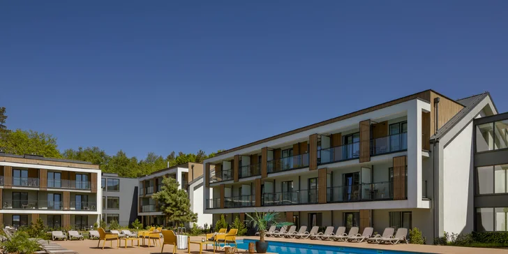 Dovolená u Baltu pro páry i rodiny: moderní resort s wellness, bazénem a jídlem, 5 min. od pláže