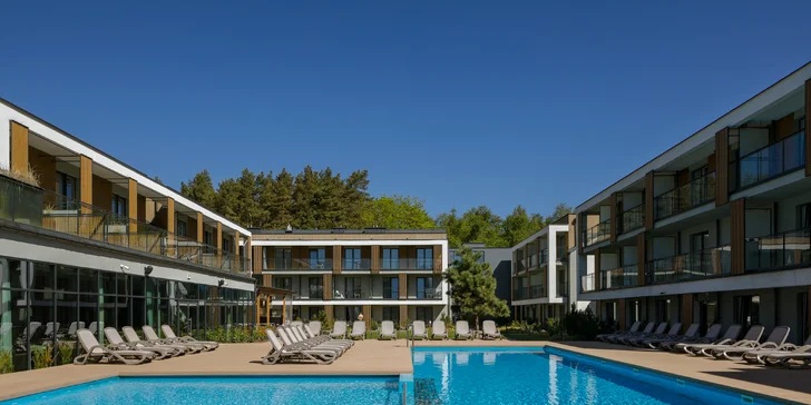 Dovolená u Baltu pro páry i rodiny: moderní resort s wellness, bazénem a jídlem, 5 min. od pláže