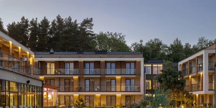 Dovolená u Baltu pro páry i rodiny: moderní resort s wellness, bazénem a jídlem, 5 min. od pláže