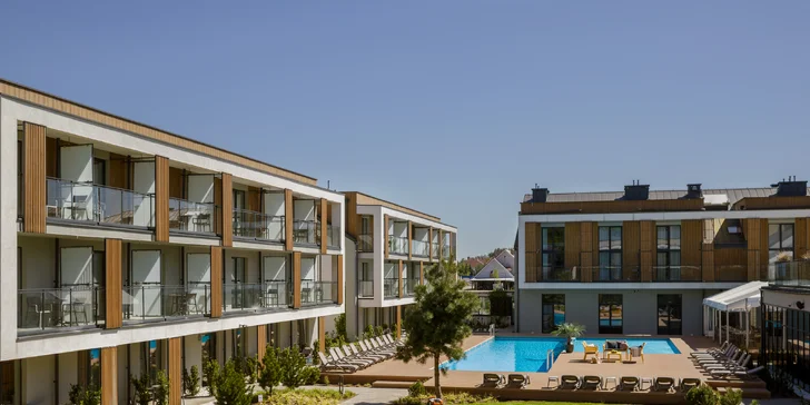 Dovolená u Baltu pro páry i rodiny: moderní resort s wellness, bazénem a jídlem, 5 min. od pláže