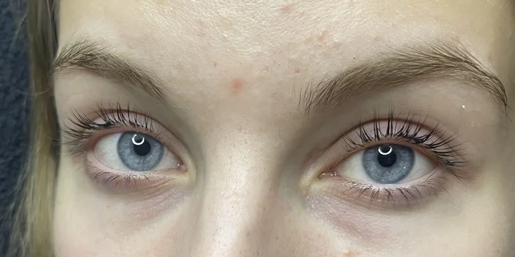 Svůdný pohled za všech okolností: lash lifting pro natočené řasy a laminace obočí