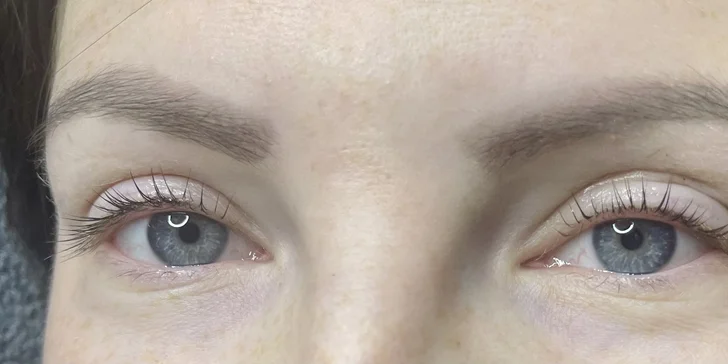 Svůdný pohled za všech okolností: lash lifting pro natočené řasy a laminace obočí