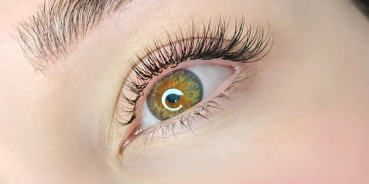 Uhrančivý pohled: lash lifting včetně barvy na řasy v salonu v Prostějově