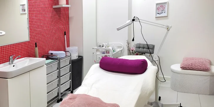 Kosmetické ošetření pleti: peeling, ultrazvuková špachtle i masáž obličeje