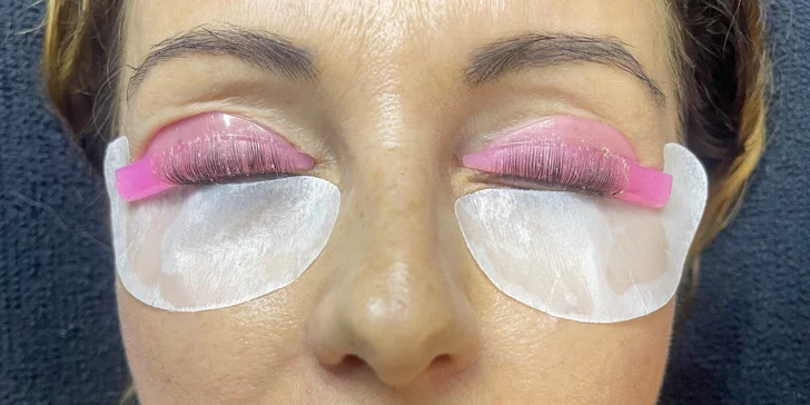 Svůdný pohled za všech okolností: lash lifting pro natočené řasy a laminace obočí