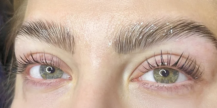 Svůdný pohled za všech okolností: lash lifting pro natočené řasy a laminace obočí