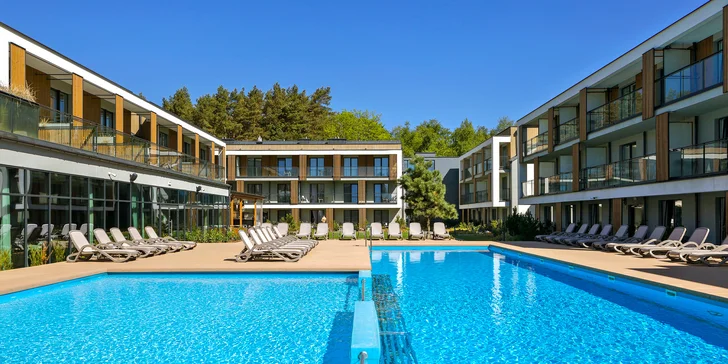 Dovolená u Baltu pro páry i rodiny: moderní resort s wellness, bazénem a jídlem, 5 min. od pláže