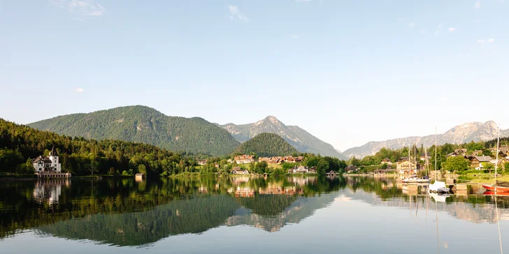 Pobyt v rakouských Alpách: hotelové pokoje i apartmány u jezera Grundlsee, wellness a snídaně