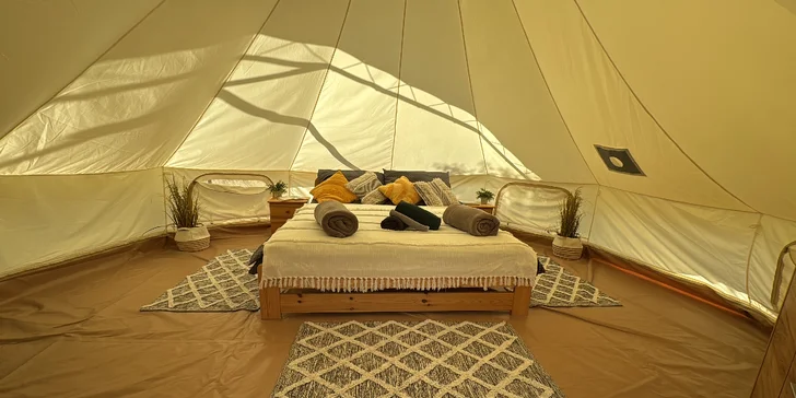 Glampingový stan v srdci Moravského Toskánska: nocleh v trnkovém sadu i balíček s vínem na uvítanou