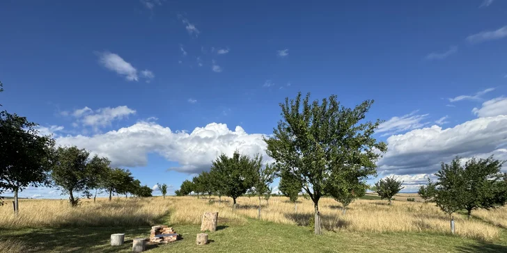 Glampingový stan v srdci Moravského Toskánska: nocleh v trnkovém sadu i balíček s vínem na uvítanou