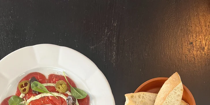 Jídlo dle výběru pro dvě osoby v tapas restauraci: carpaccio, tatarák i pinsa