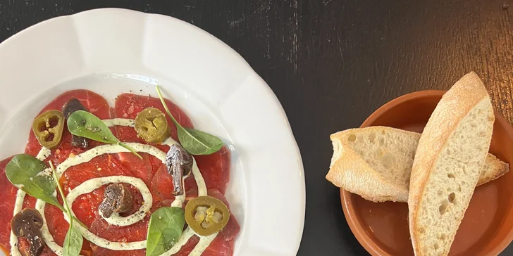 Jídlo dle výběru pro dvě osoby v tapas restauraci: carpaccio, tatarák i pinsa