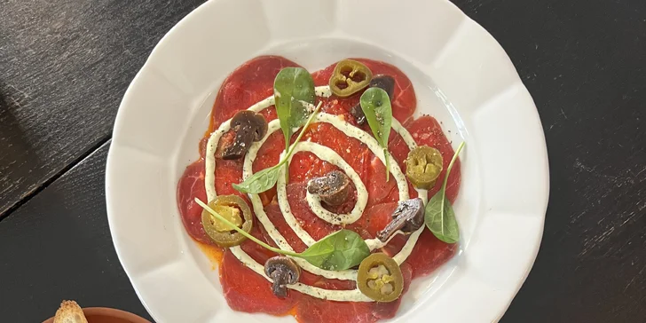 Jídlo dle výběru pro dvě osoby v tapas restauraci: carpaccio, tatarák i pinsa
