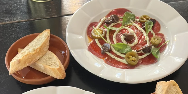 Jídlo dle výběru pro dvě osoby v tapas restauraci: carpaccio, tatarák i pinsa