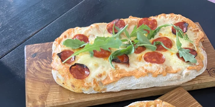 Jídlo dle výběru pro dvě osoby v tapas restauraci: carpaccio, tatarák i pinsa