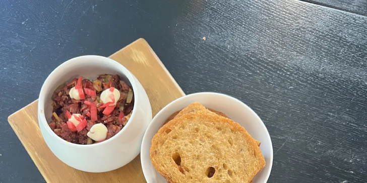 Jídlo dle výběru pro dvě osoby v tapas restauraci: carpaccio, tatarák i pinsa