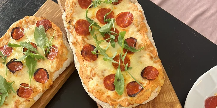Jídlo dle výběru pro dvě osoby v tapas restauraci: carpaccio, tatarák i pinsa