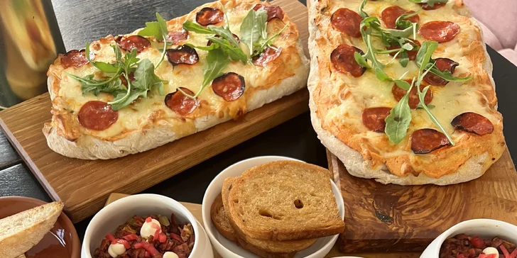 Jídlo dle výběru pro dvě osoby v tapas restauraci: carpaccio, tatarák i pinsa