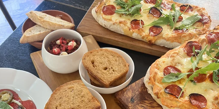 Jídlo dle výběru pro dvě osoby v tapas restauraci: carpaccio, tatarák i pinsa