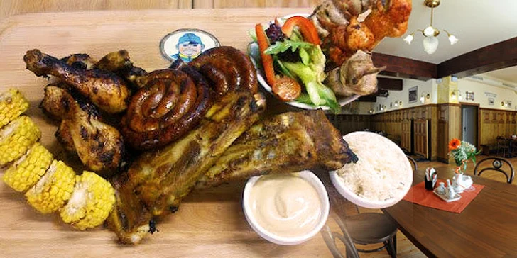 Obří masové prkno Švejkova fošna pro partu přátel. Celkem 2 kg řízků, špízů, marinovaných žebírek, domácích klobásek s omáčkami i pečivem.
