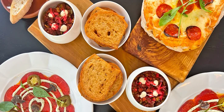 Jídlo dle výběru pro dvě osoby v tapas restauraci: carpaccio, tatarák i pinsa