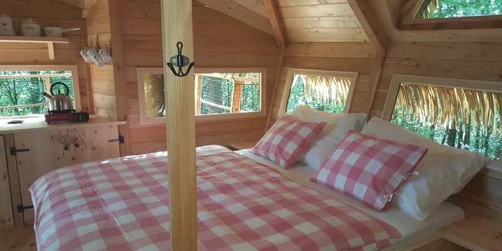 Romantický treehouse na Sázavě: plný minibar, možnost snídaně a božský výhled