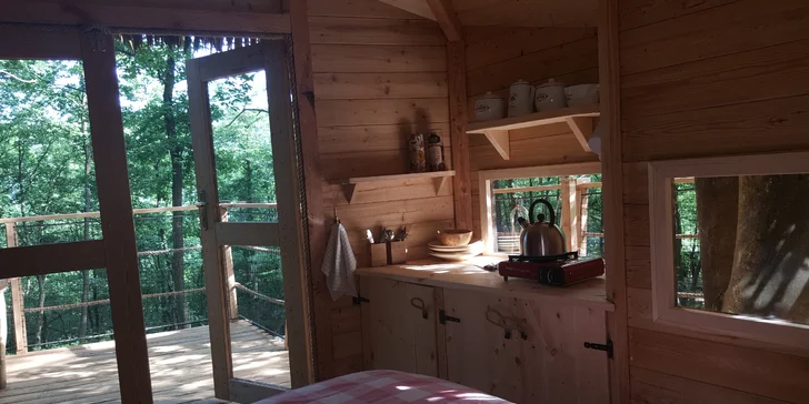 Romantický treehouse na Sázavě: plný minibar, možnost snídaně a božský výhled