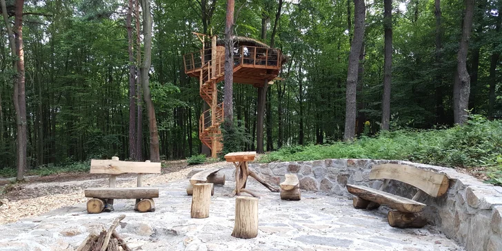 Romantický treehouse na Sázavě: plný minibar, možnost snídaně a božský výhled