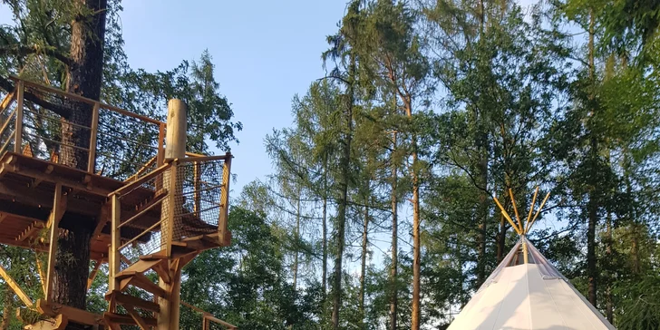 Relax v Posázaví: luxusní teepee se saunou, koupacím sudem i možností snídaně
