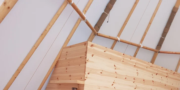 Relax v Posázaví: luxusní teepee se saunou, koupacím sudem i možností snídaně