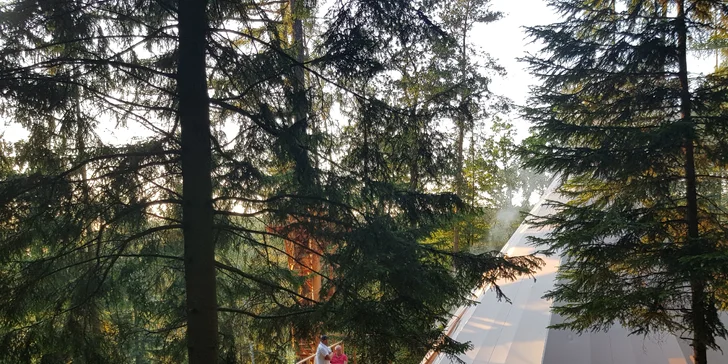 Relax v Posázaví: luxusní teepee se saunou, koupacím sudem i možností snídaně