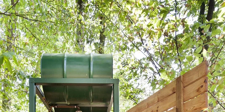 Romantický treehouse na Sázavě: plný minibar, možnost snídaně a božský výhled