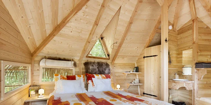 Romantický treehouse na Sázavě: plný minibar, možnost snídaně a božský výhled