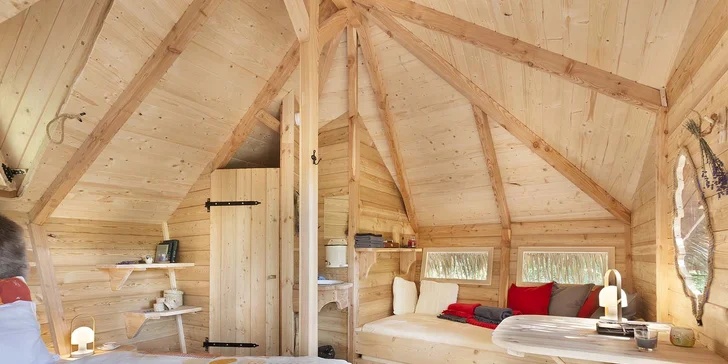 Romantický treehouse na Sázavě: plný minibar, možnost snídaně a božský výhled