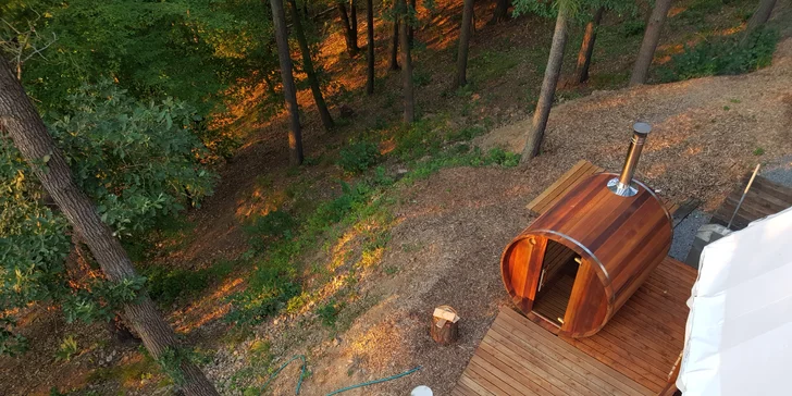 Relax v Posázaví: luxusní teepee se saunou, koupacím sudem i možností snídaně
