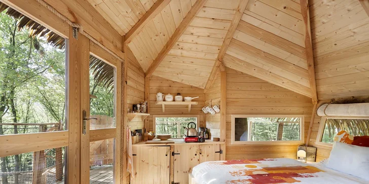 Romantický treehouse na Sázavě: plný minibar, možnost snídaně a božský výhled
